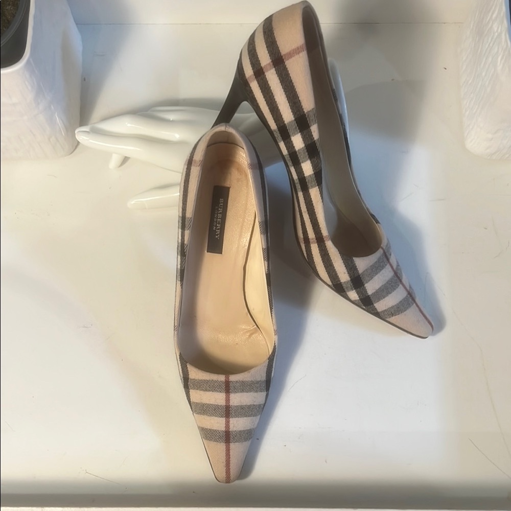 Burberry Cream and Black Heels Elegant Design
